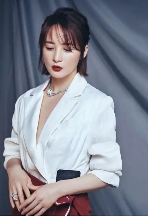 蒋勤勤一改优雅风穿灰色西装配蕾丝紧身衣短发配红唇性感迷人