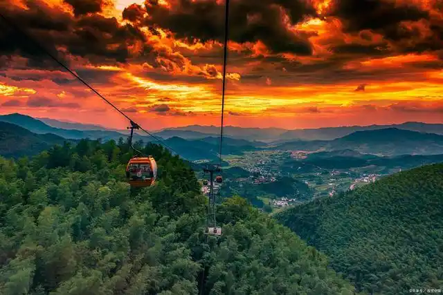 阿里山是台湾省的著名旅游风景区,台湾八大名胜之一, 也是全台湾最