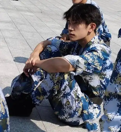 红黑条纹t恤搭长裤 随性复古潮流范-第2页