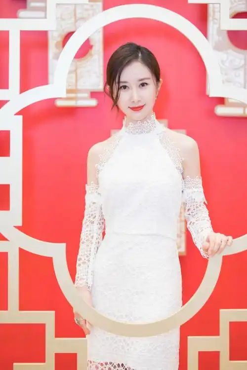 3月5日,舒畅出席活动,她身穿白色蕾丝裙大秀香肩,展露女人味,童星出道