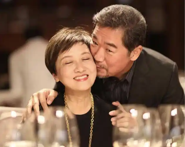 张国立与罗秀春离婚34年:他再婚有烦恼,她至今单身牵挂张默_邓婕_因为