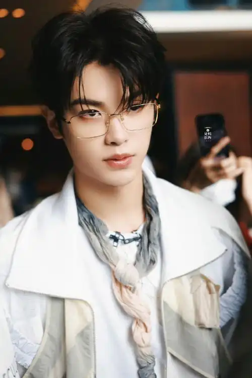 黄明昊密逃5金丝眼镜造型路透