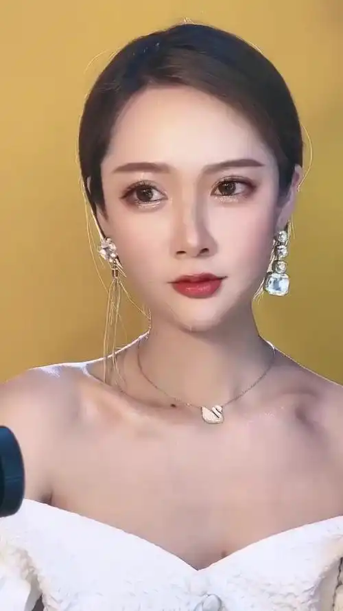 越漂亮的女人越会骗人,没结婚的注意了,化妆能让她们改头换面