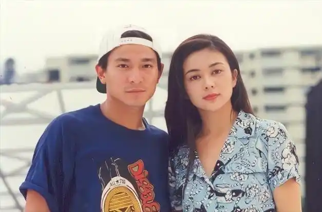 61岁关之琳和60岁刘德华同框与众人合影赌王四太亲自来了