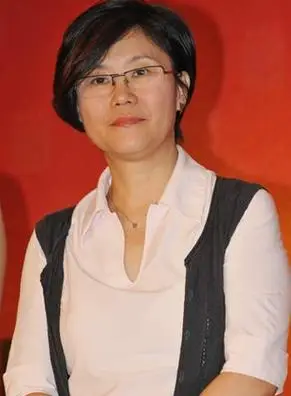 亲妈是导演干妈也是导演18年没将他捧红娶媳妇改名后火了