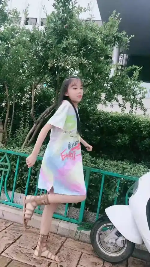 童模宋小睿搞笑版电动车舞蹈,女神形象毁的很彻底,不走淑女路线了吗?