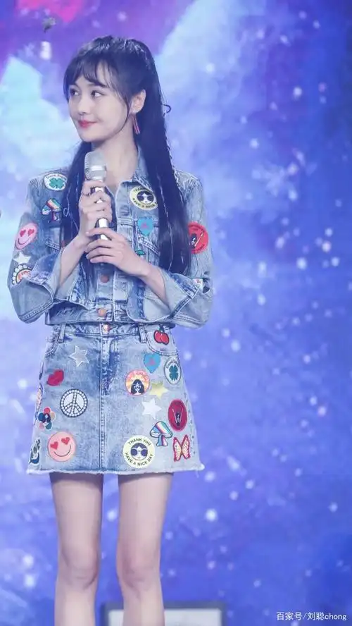 郑爽也太美了一身牛仔穿搭好有少女感漫画腿好吸睛