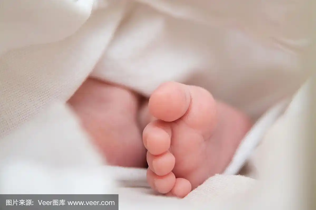 婴儿脚的特写,白色背景,新生儿
