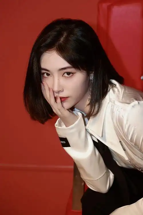 许佳琪红色写真霸气全开.许佳琪眼神超a.许佳琪抽领带.