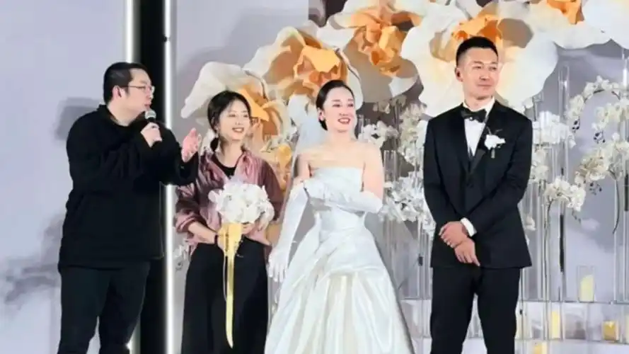 《最好的我们》贝塔结婚了,"耿耿"谭松韵出席婚礼,黄晓明上台讲话