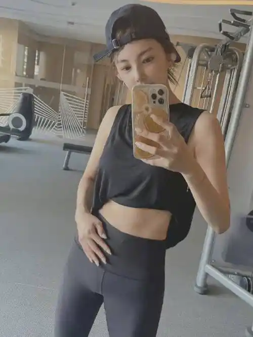 34岁张雨绮健身照曝光,腹部肌肉发达,网友:这才是真女神