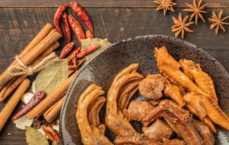 原料预处理/卤水制作>入锅卤制>加调味料>爆煮>小火焖煮>加香精>焖煮>