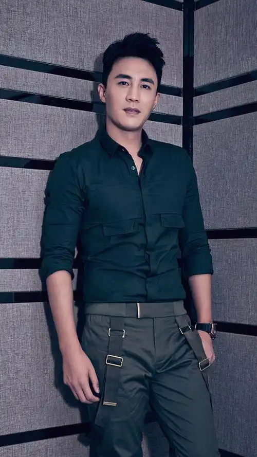 p>杜淳,1981年5月22日生于河北省保定市,中国内地男演员,2003年毕业