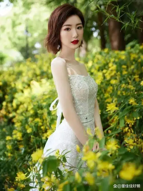 毛晓彤穿着绿色碎钻星河纱裙的照片在社交媒体上广泛流传,引发了粉丝