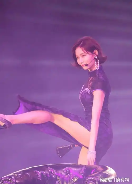 许佳琪高叉旗袍舞台表演现场近距离抓拍无修复超清原生态生图