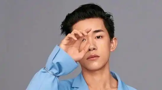 易烊千玺的确是一个懂得搭配的男孩,背头发型搭配蓝色衬衫,显现出了