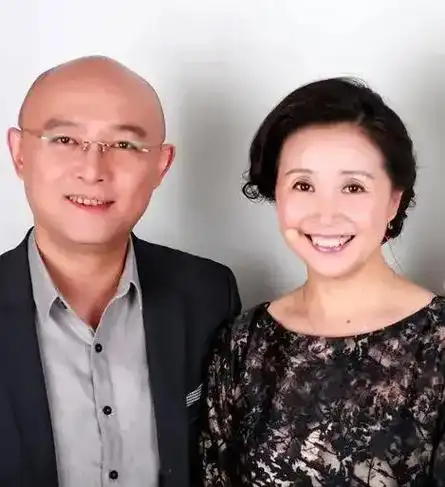 半夜孟非醒来发现妻子正在偷偷翻他手机,第二天他就对妻子说:我带你