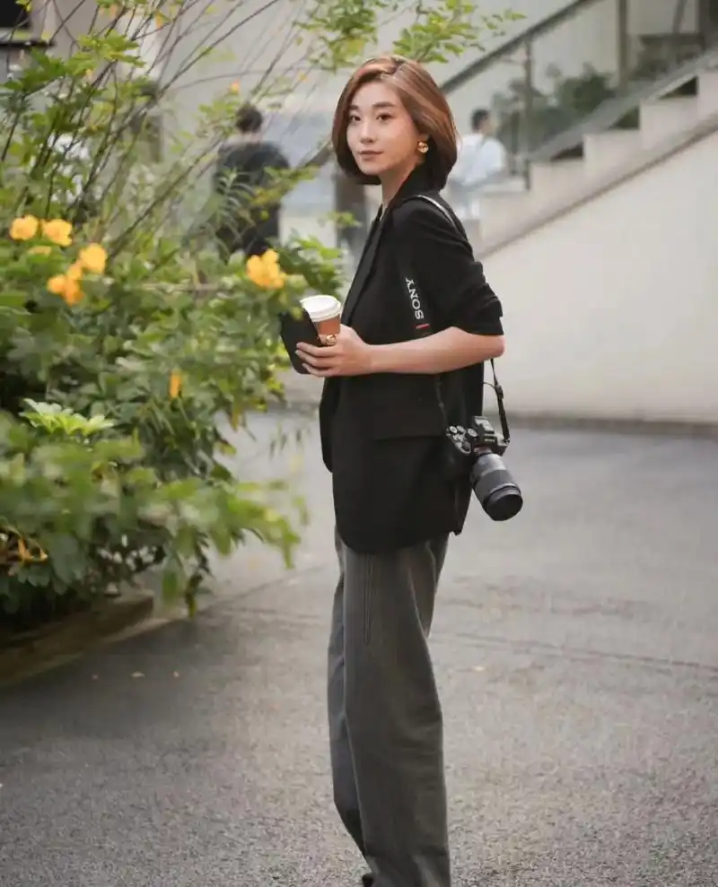 黑色西装搭配大地色针织衫,再搭配蓝色高腰直筒牛仔裤,这种搭配既