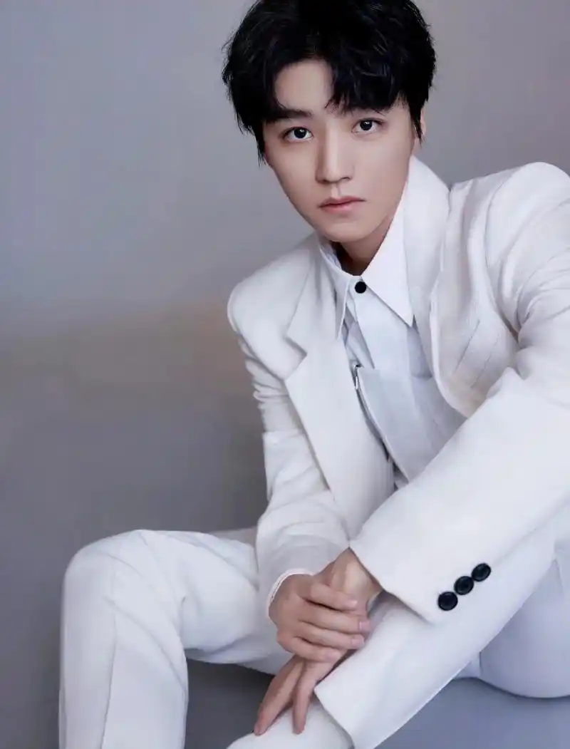 白西装太衬小凯啦#王俊凯 #西装杀 #帅爆了  - 抖音