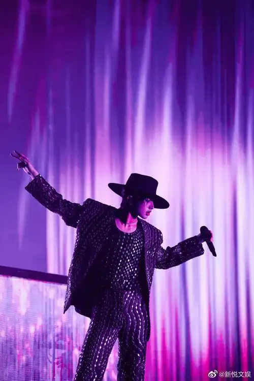 蔡徐坤黑色水钻镜片西装##蔡徐坤舞台松弛感