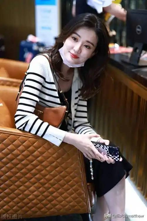 街拍:乔欣黑白条纹针织开衫 黑色背心裙 小脏鞋优雅大方_上海_机场