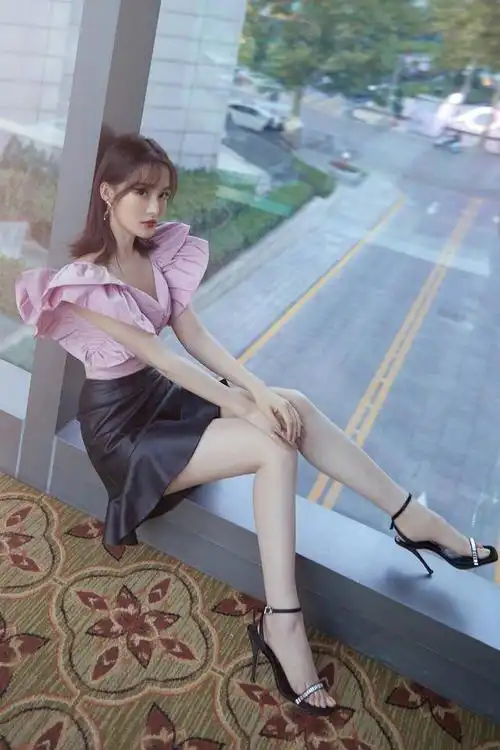 李沁也是很明白自己的优势在哪里,特地选了一双细带的高跟鞋作配,这样