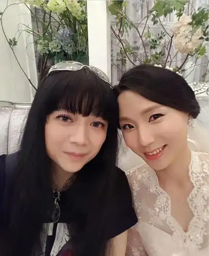 林瑞阳49岁前妻近照,保养得当气质犹存,与女儿合影似亲姐妹!