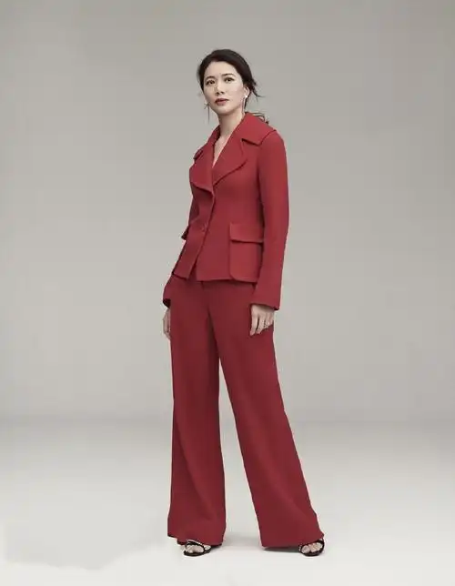 大家都把袁咏仪都叫靓靓,这个比较亲切的称呼,就像她本人一般,很漂亮