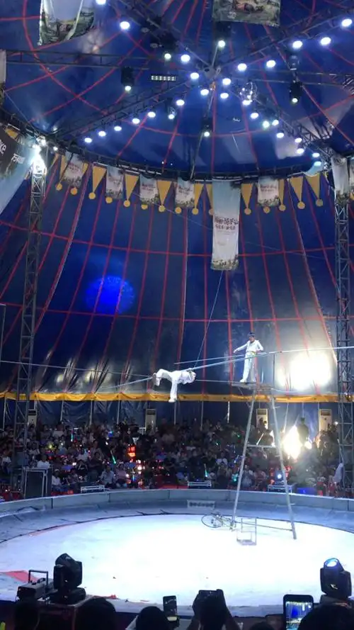 中国杂技,高空钢丝表演.