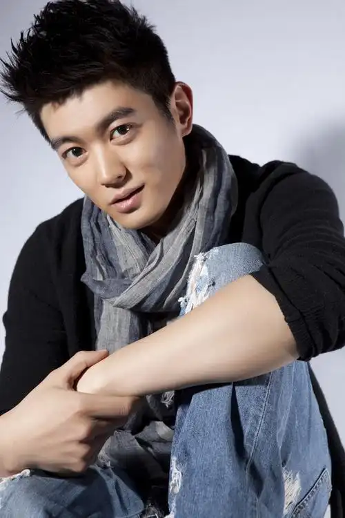 杜江和霍思燕儿子嗯哼举止文明海边捡玻璃孩子的世界应该都是美好