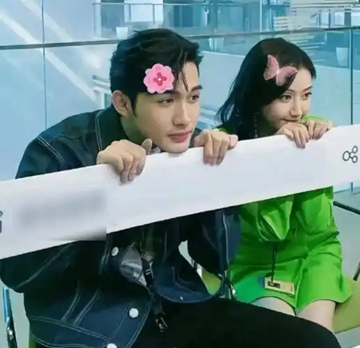 司藤扫楼生图景甜穿荧光绿却白到发光张彬彬的大头抢镜