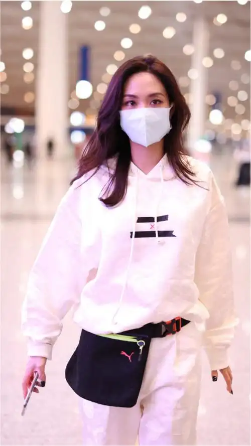 机场直拍!王霏霏装扮简约男友风满满 不停给粉丝签名超暖心