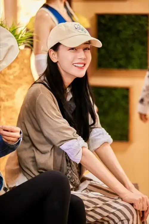 迪丽热巴卡其色穿搭##迪丽热巴体验悬崖秋千