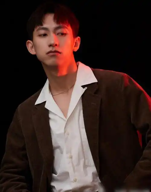 李庚希俞彬抽烟被拍扔烟头引争议,与《小欢喜》乖乖