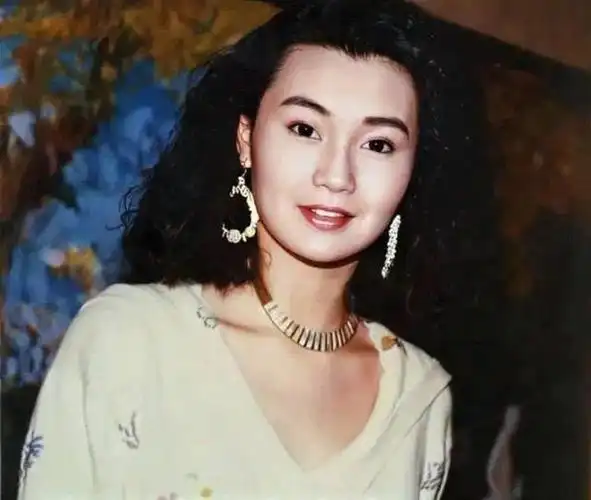 复古港风在这几年成为了"文艺复兴"的代表,这种在80年代非常盛行的