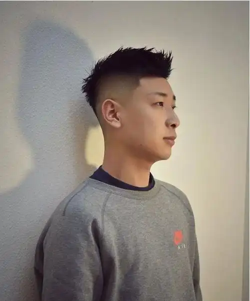 短的男士飞机头,主要的造型体现在头顶区和刘海的位置,头顶区的打理