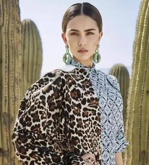 昆凌新年封面曝光,全程在皱眉头像没睡醒,网友:能把眼睛睁开吗