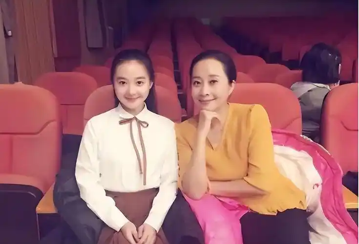 她曾5上春晚和潘长江范伟一同搭档丈夫去世后无奈淡出舞台