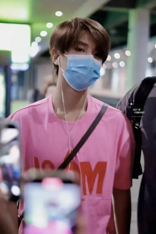 08粉色真的好适合黄明昊呀,是夏天的味道了～帅t恤:nss labcr见水印