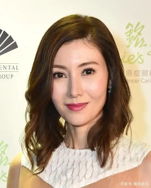 李嘉欣真是"岁月尤物"!这奇葩礼服一般人hold不住,她却意外高级