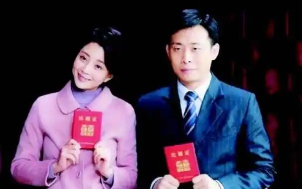 张译携妻子住酒店!偶遇殷桃热情拥抱不避嫌,女方身材时尚太抢镜