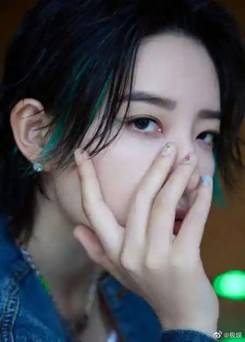 李斯丹妮上海时装周##李斯丹妮#李斯丹妮时装周一头短发造型时尚潮流