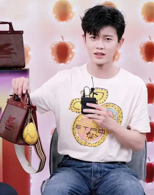 etro天猫直播,任嘉伦一身牛仔裤t-shirt打扮,状态非常好!