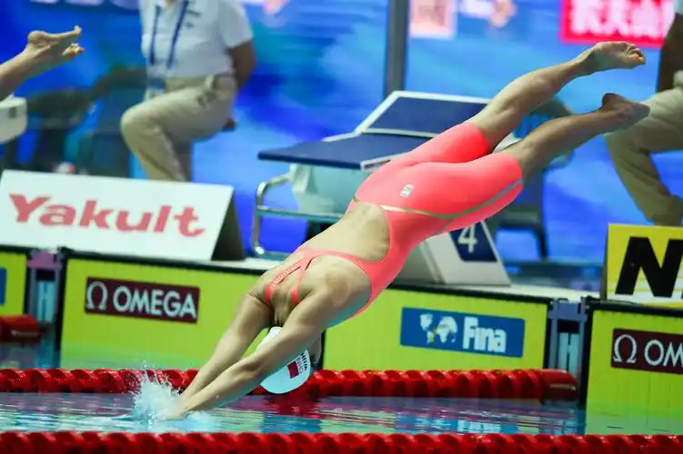 游泳女子400米自由泳王简嘉禾晋级决赛