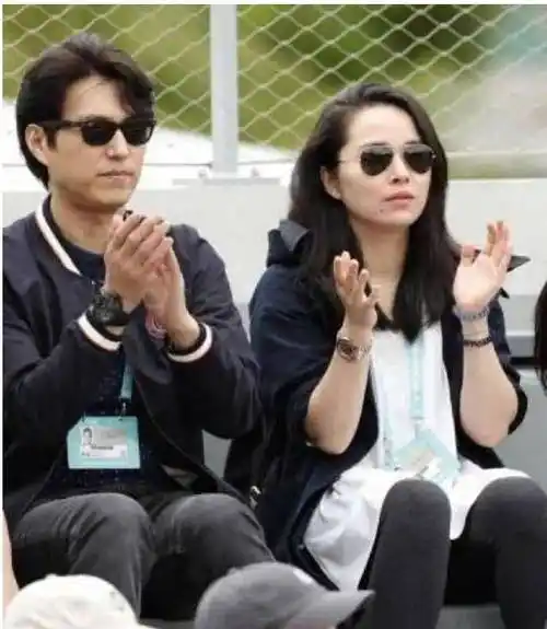 靳东夫妇难得同框,岁月静好,颜值魅力不减,展现成熟魅力_李佳_气质