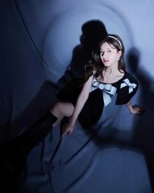 赵露思复古写真来袭!纯白长裙温柔浪漫有风情,墨镜凹出时尚范儿