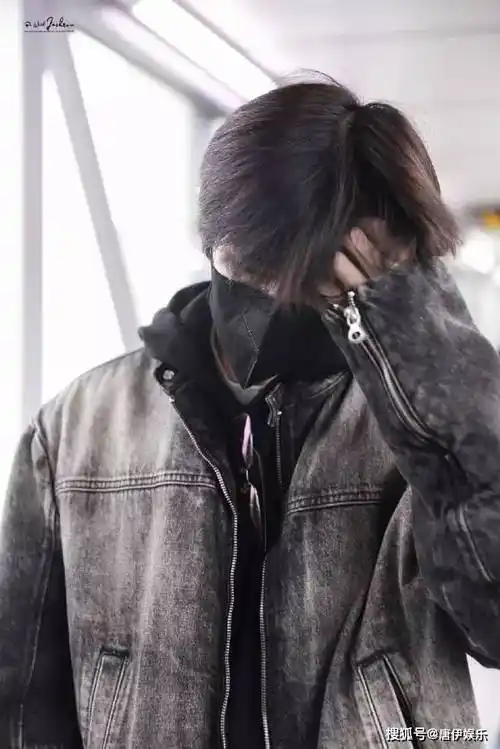 原创易烊千玺机场亮相卫衣牛仔展学生风采虽显疲惫仍魅力不减