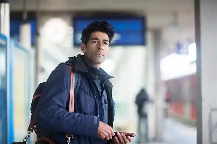 站台上等人的肖像图片