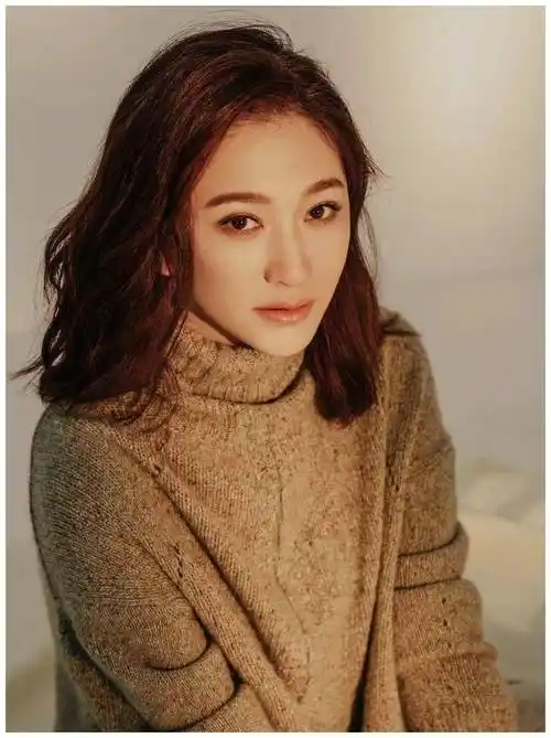 43岁李小冉真会穿,米色毛衣搭配宽松长裤,随性减龄又优雅_脖子_身材