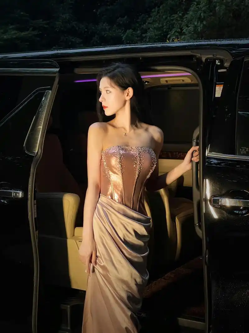 张予曦鱼骨珍珠裙造型惊艳全场,尽显人鱼公主风范,成为焦点